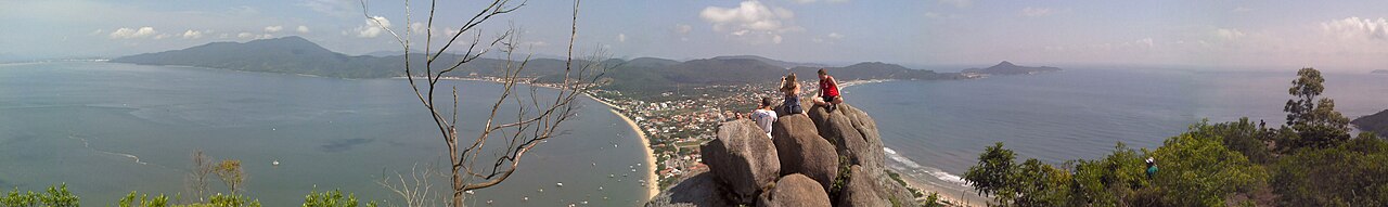 Panorama da baía a partir do Morro do Macaco, na região de Canto Grande e Zimbros — fotografia de Caapriiss