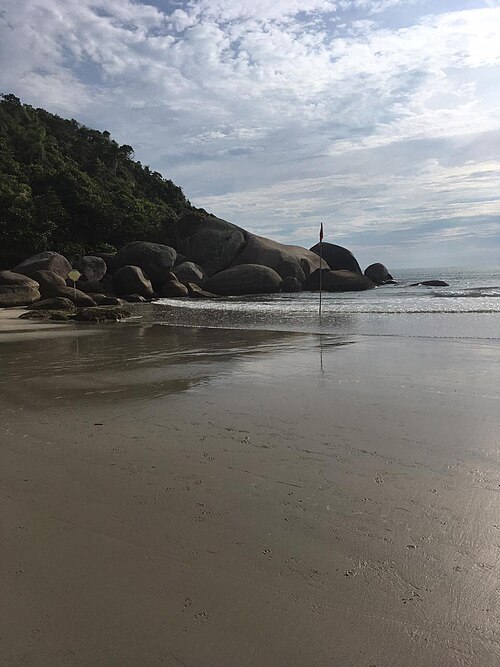 Praia de Bombas, Bombinhas, Santa Catarina — fotografia de CauLeslie