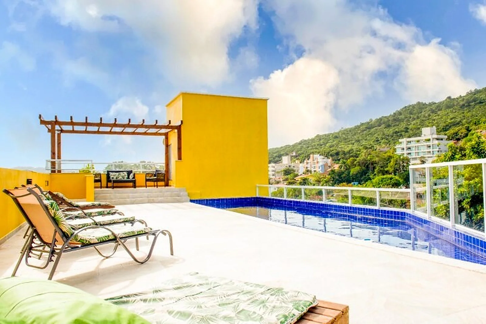 Vista da piscina e área de convivência da Vila Portuguesa