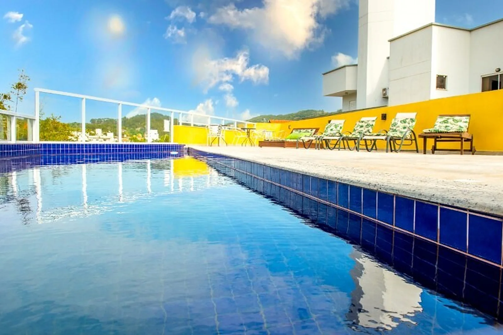 Piscina da Vila Portuguesa cercada pela natureza