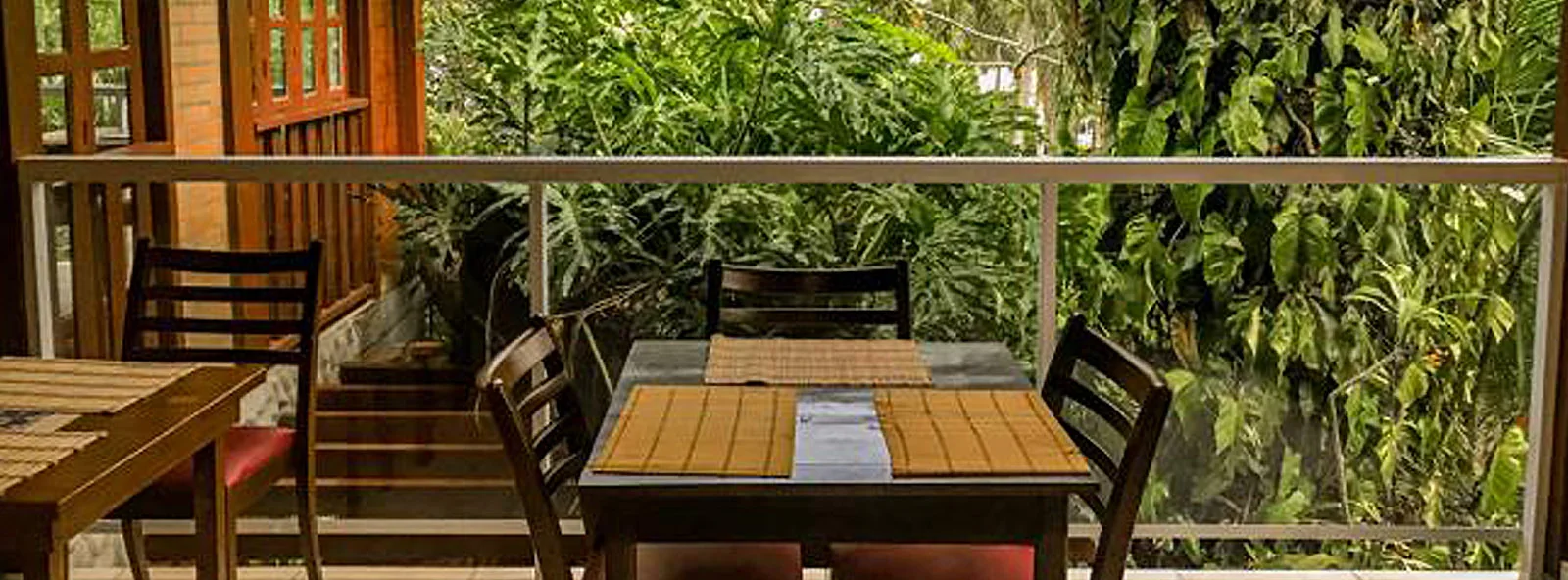 Varanda da Vila Portuguesa em meio à natureza