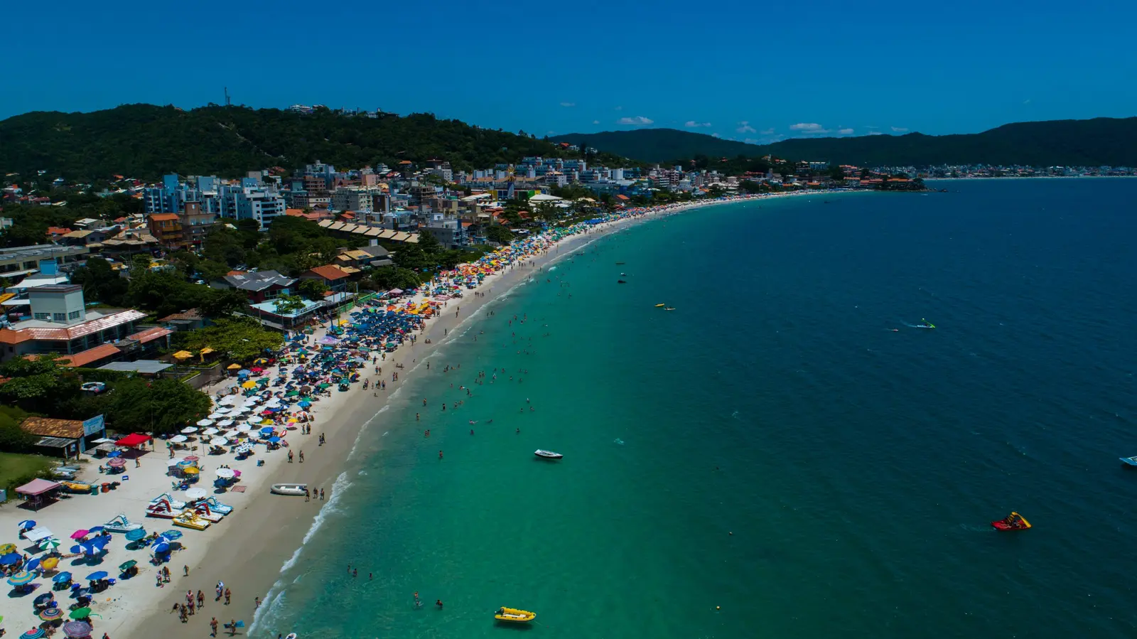 Vista aérea da Praia de Bombinhas, com faixa de areia, centro e mar, Santa Catarina — fotografia de SETUR Bombinhas